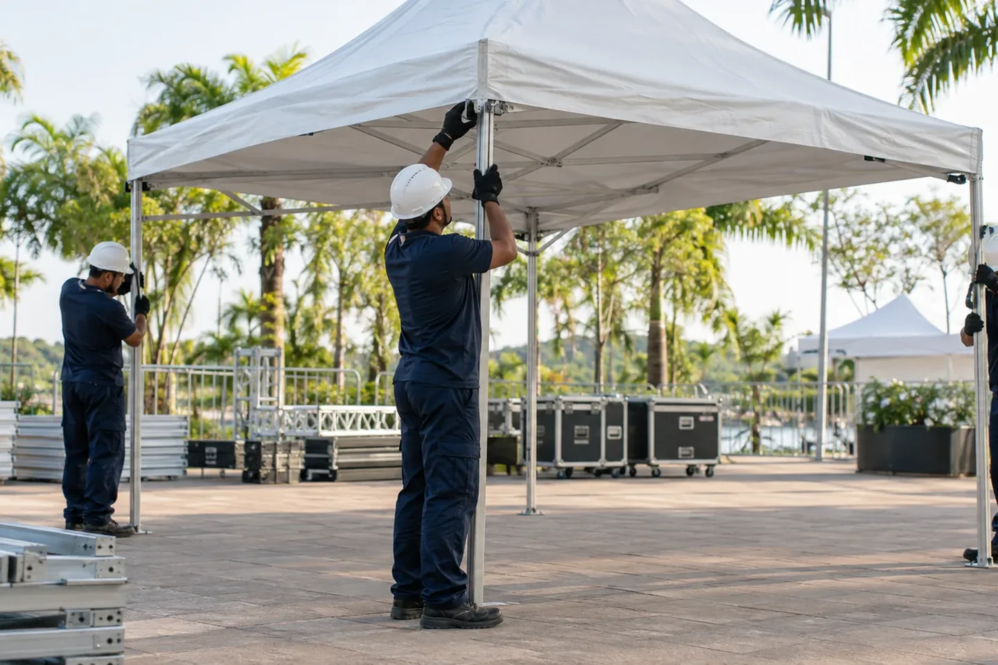 Equipe de montagem de estruturas em Petrolina e Juazeiro Equipe profissional montando estrutura para evento com segurança